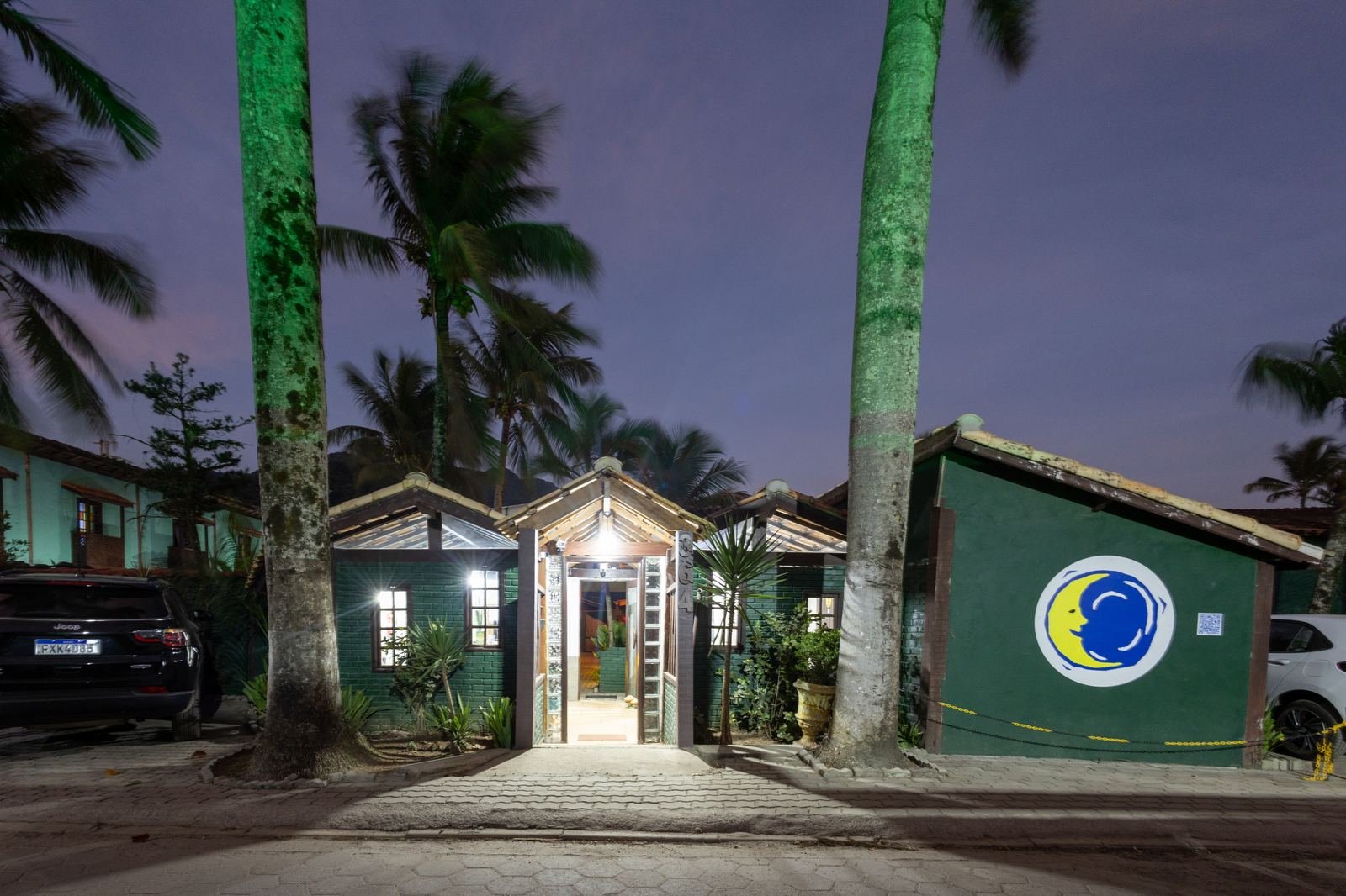 Entrada noturna da Pousada Lua Chalés em Maresias
