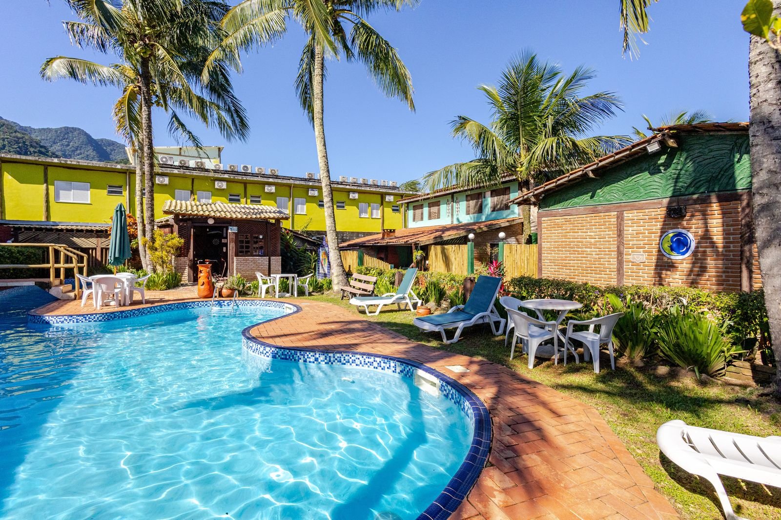 Área de lazer e descanso ao redor da piscina