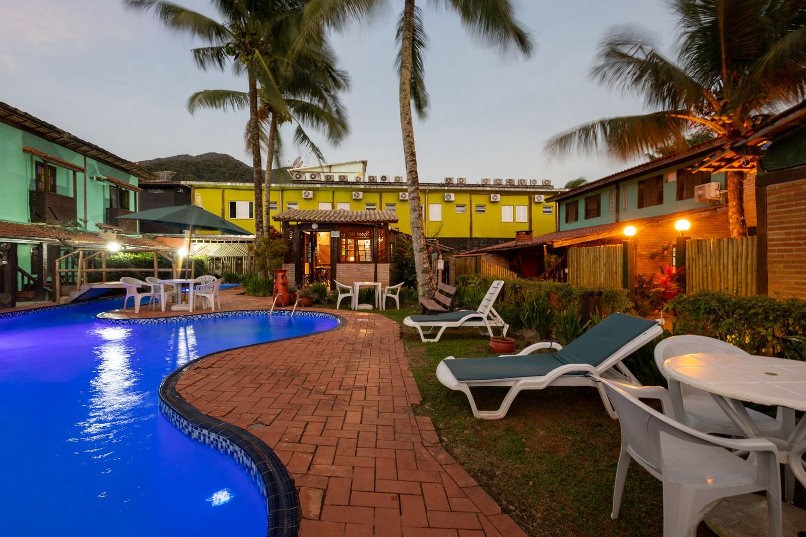 Piscina iluminada ao entardecer, em Maresias