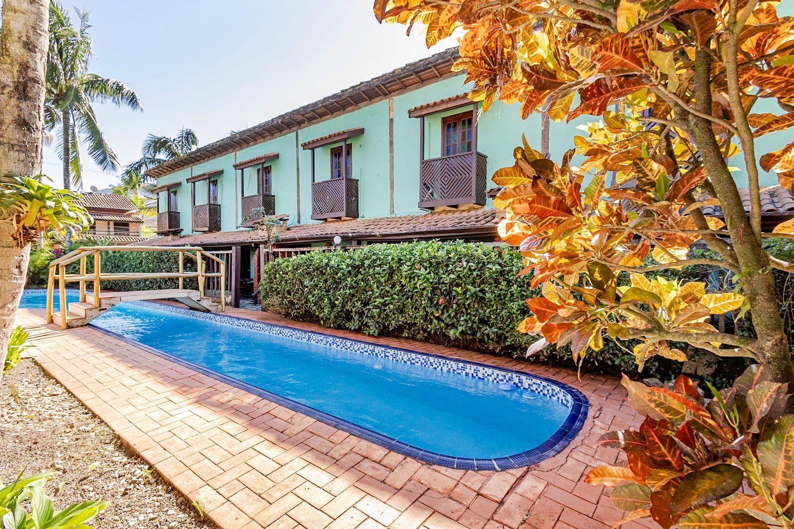 Espreguiçadeiras à beira da piscina para relaxar