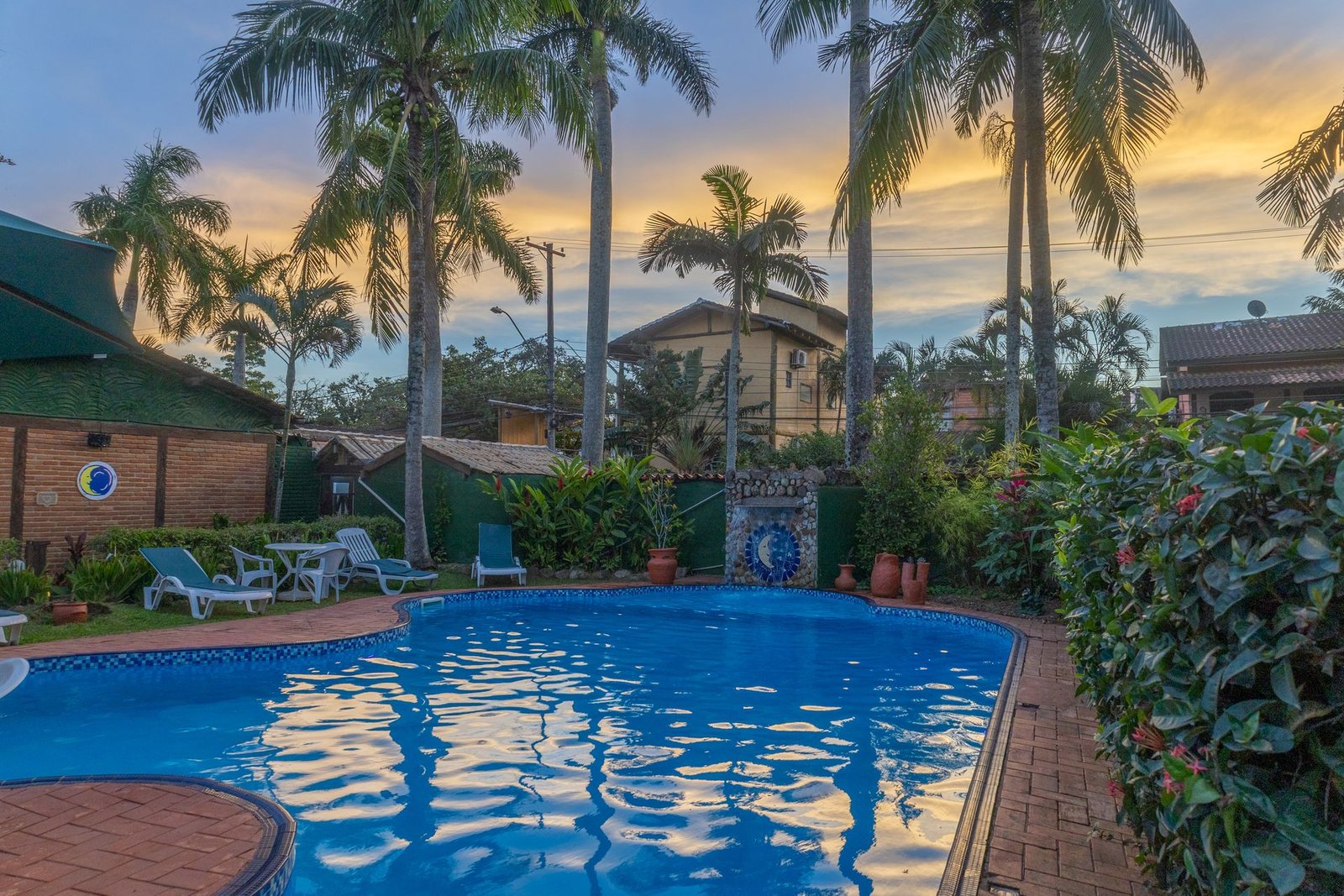 Piscina de 25 metros da Lua Chalés ao pôr do sol, em Maresias