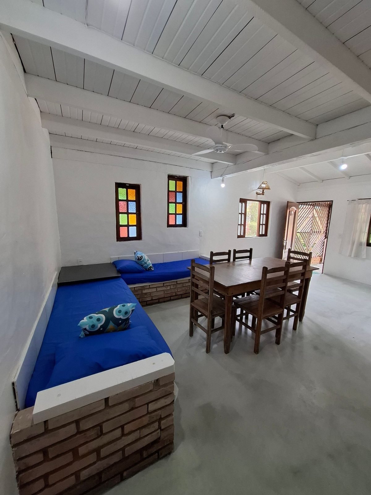 Sala de jantar do chalé Villa com vitral colorido